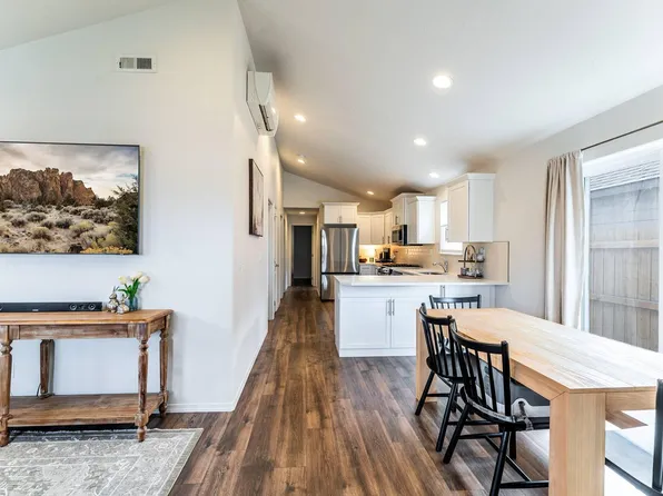 3210 NW 10th St, Redmond, OR 97756