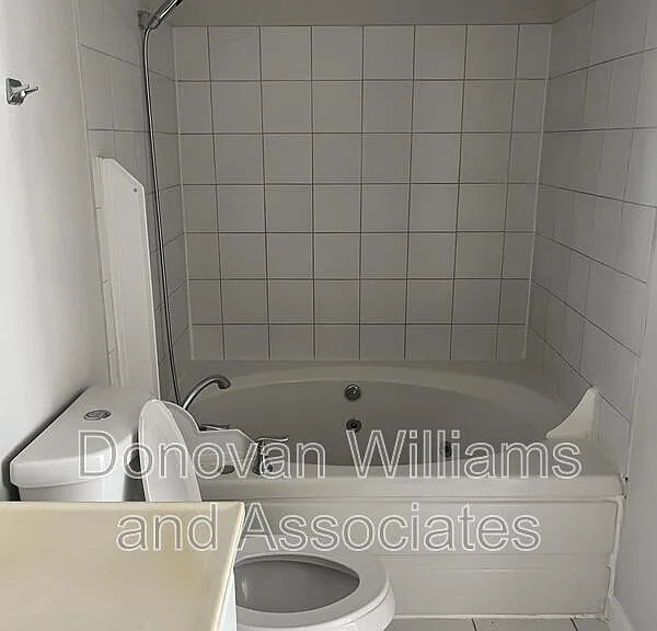 135 E Wilson Ave #E — Photo 28