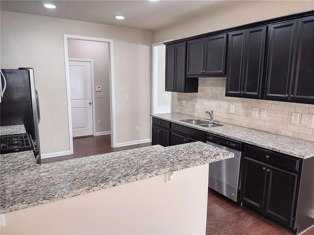 4 bed, 2.5 bath, 2483 sqft, $2,800 — Photo 4