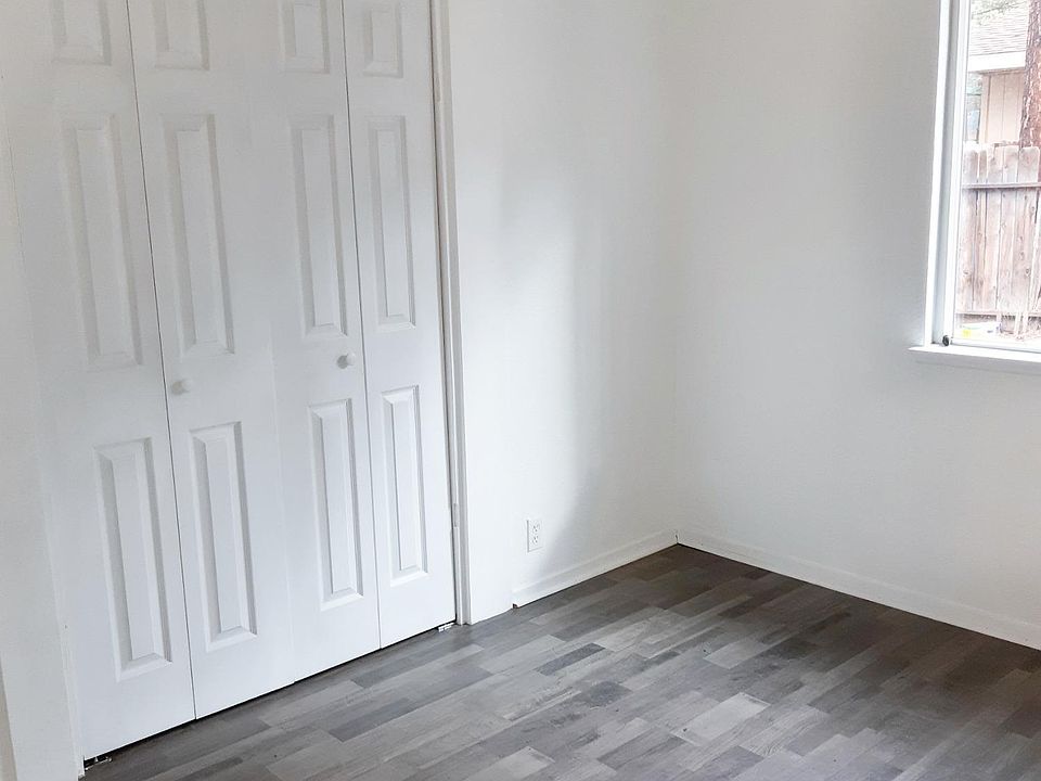 2nd image of 2564 Elwood Ave