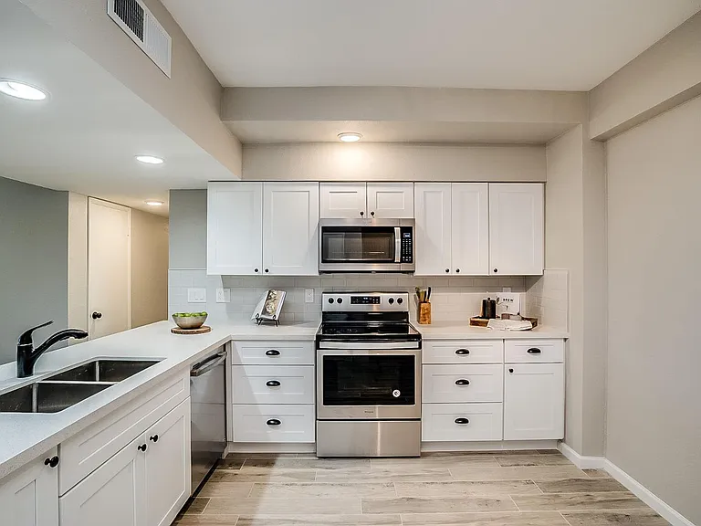 351 E Thomas Rd #D201 — Photo 16