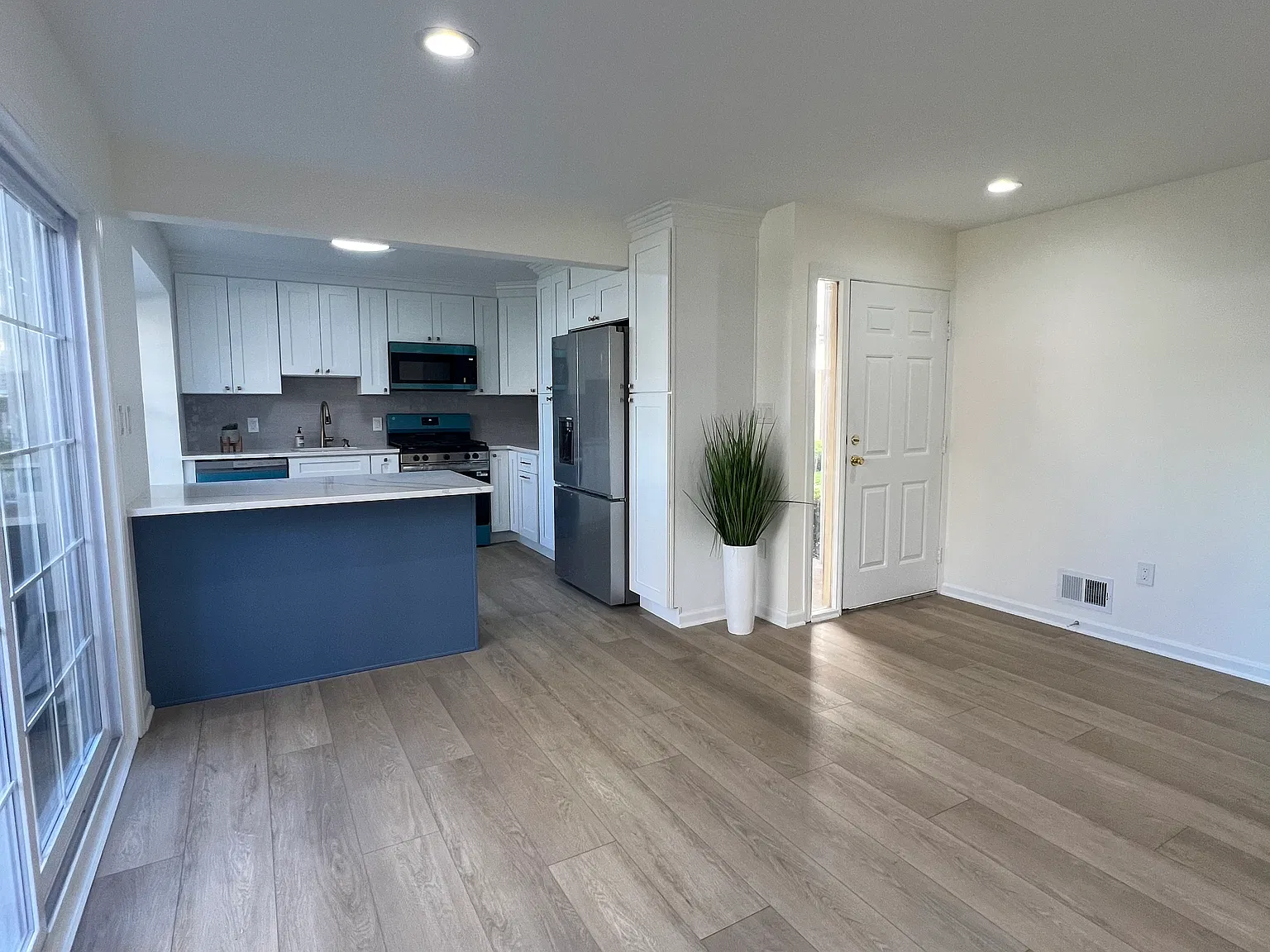 2 bed, 2516 sqft, $3,100 — Photo 2