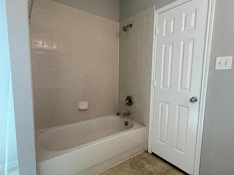 1502 Claremont Garden Cir — Photo 5