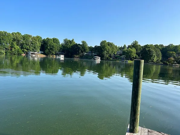 175 November Ln, Wirtz, VA 24184