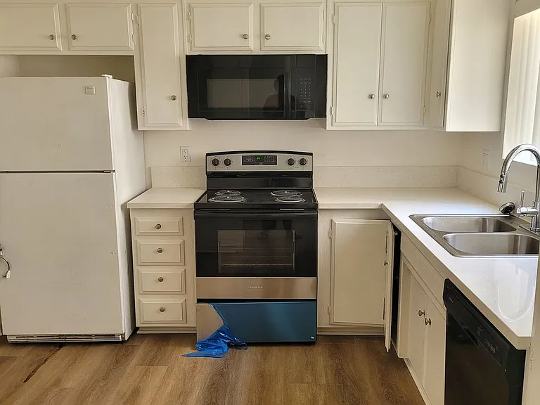 100 - Kimberly Apartments — Photo 37