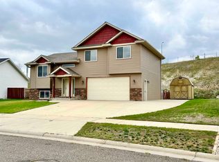 17 30th St NW, Minot, ND 58703