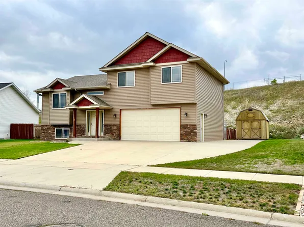 17 30th St NW, Minot, ND 58703