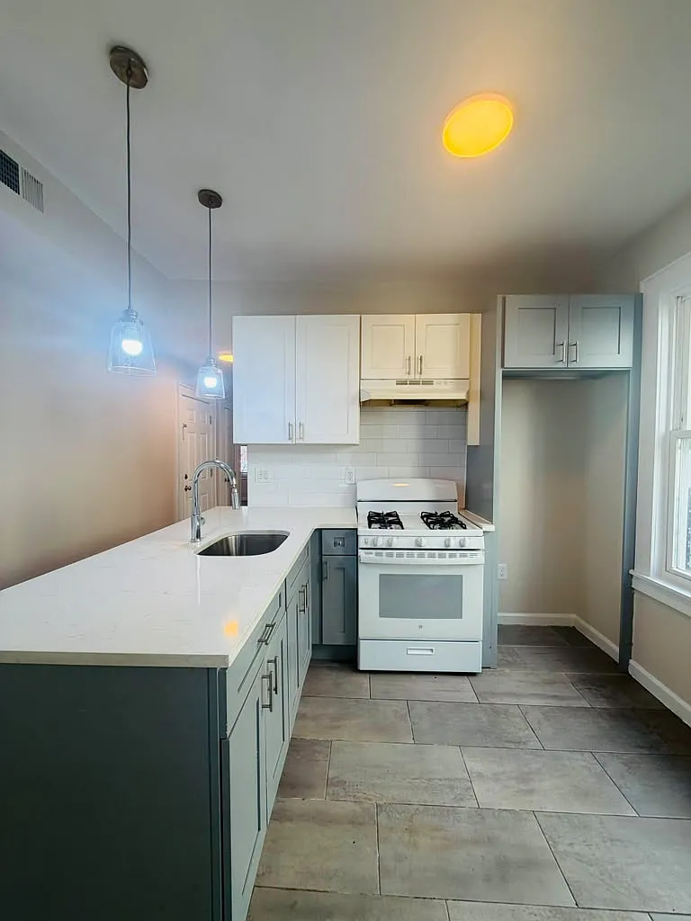 3 bed, 850 sqft, $2,295 — Photo 2