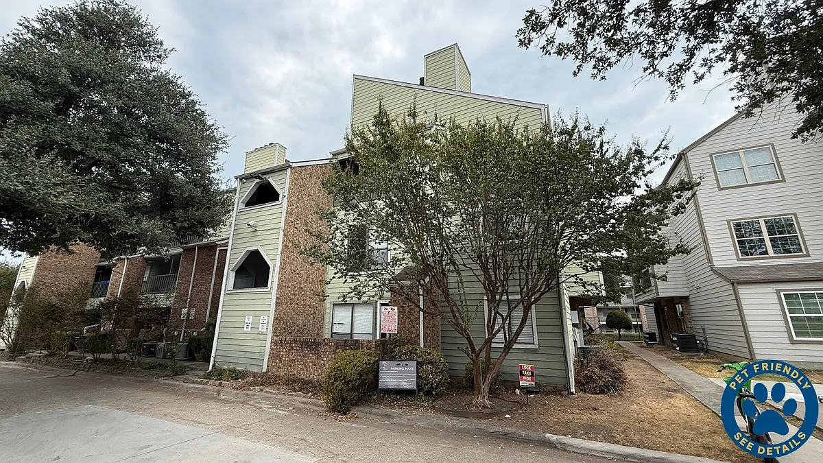 2 bed, 1.0 bath, 702 sqft, $950 — Photo 1