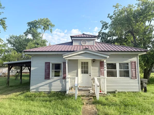 2904 Locust St, Eldorado, IL 62930