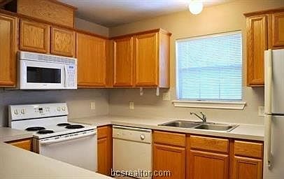 4th image of 939 Crepe Myrtle St