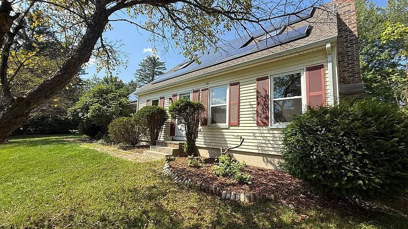 4 bed, 2.0 bath, 1389 sqft, $3,200 — Photo 2