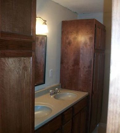4th image of 701 Meadow Dr