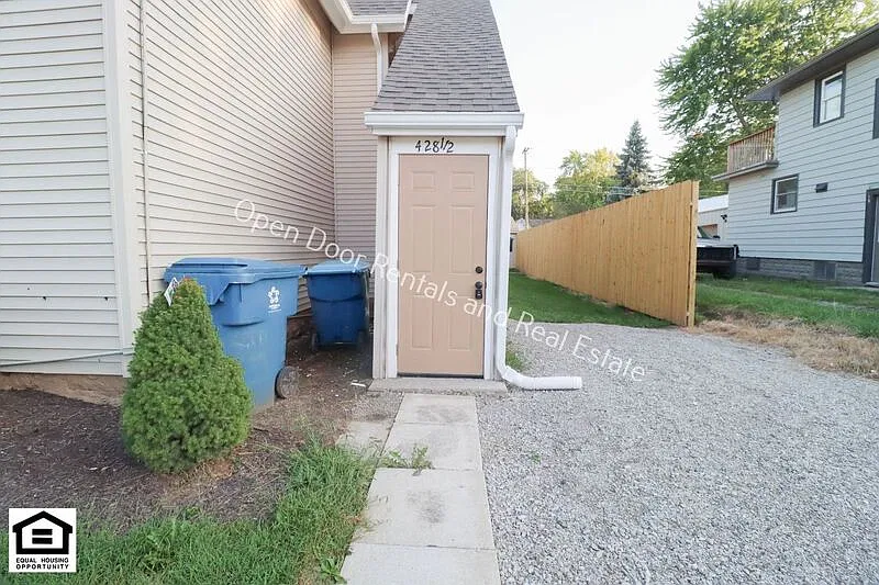 2 bed, 1.0 bath, 759 sqft, $995 — Photo 1