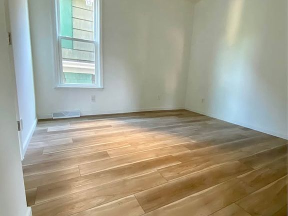 5th image of 107 Dillaye Ave #1
