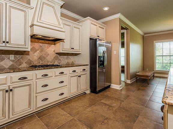 2nd image of 102 Queensberry Dr