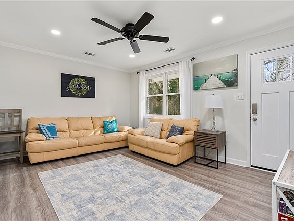 5th image of 207 Carlton Dr