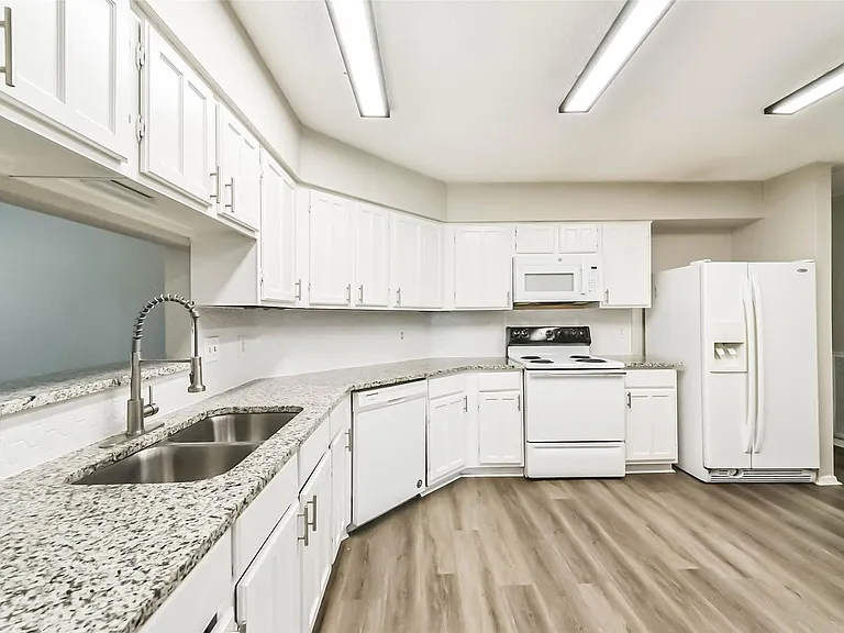 2406 Pilgrims Bend Dr — Photo 16