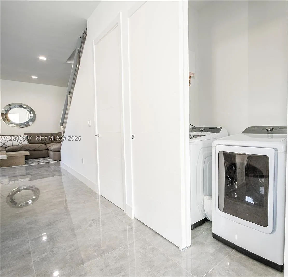 4 bed, 3.5 bath, $10,900 — Photo 3