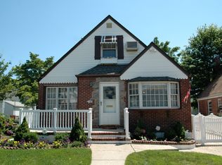 608 S 11th St, New Hyde Park, NY 11040
