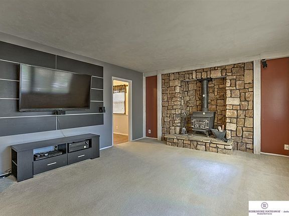 4th image of 9715 Nina St