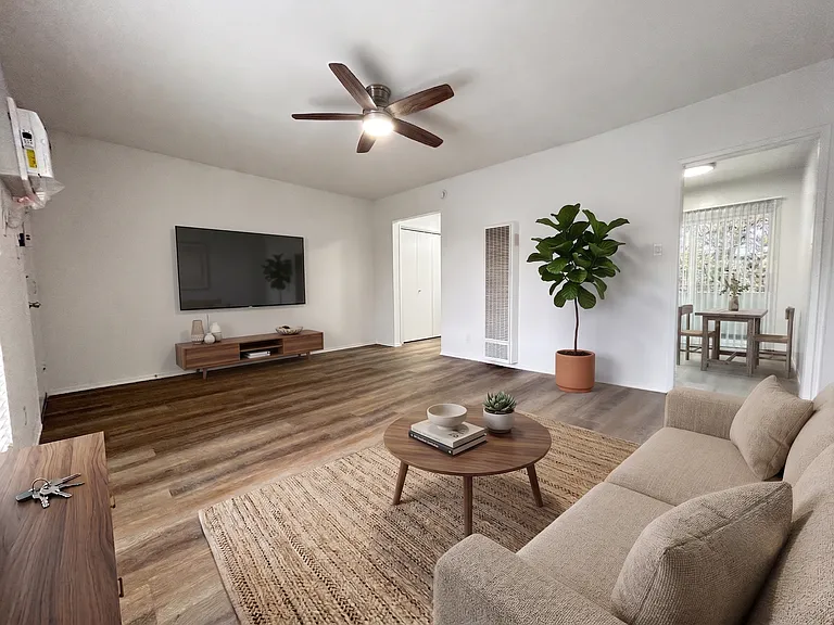 13860 Burbank Blvd — Photo 17