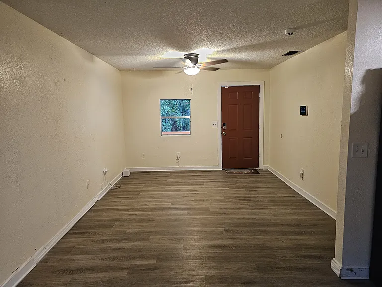305 E Lake St — Photo 25