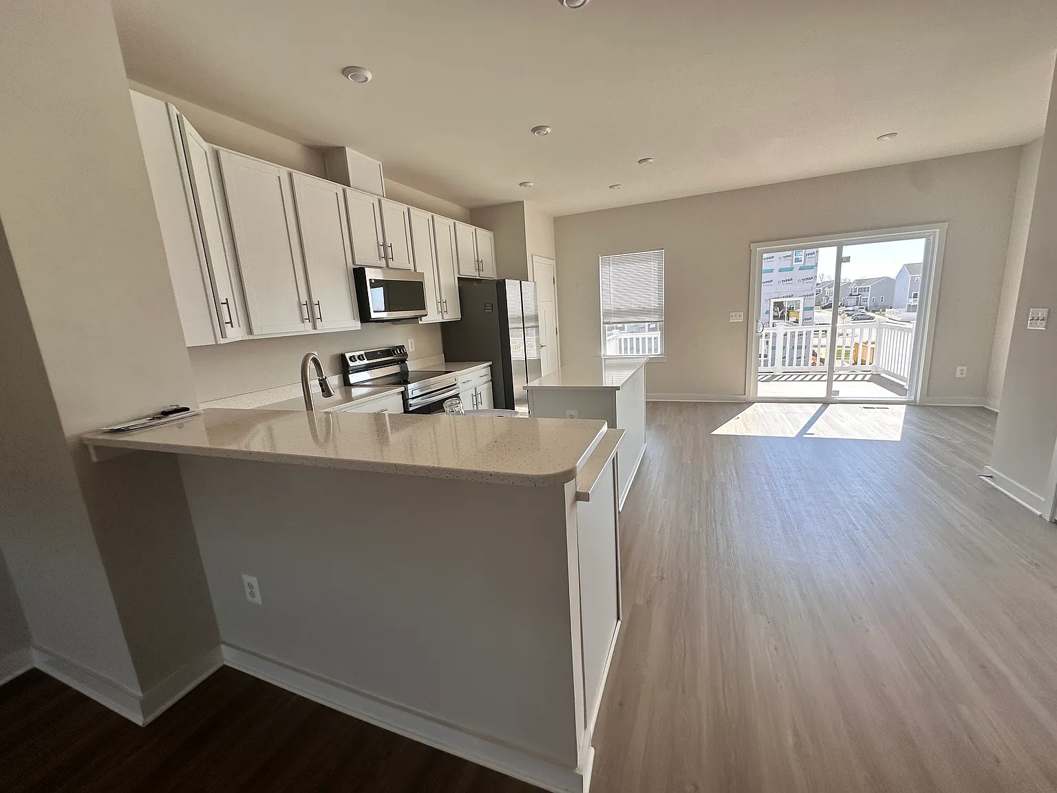 4 bed, 3.5 bath, 2100 sqft, $2,599 — Photo 2