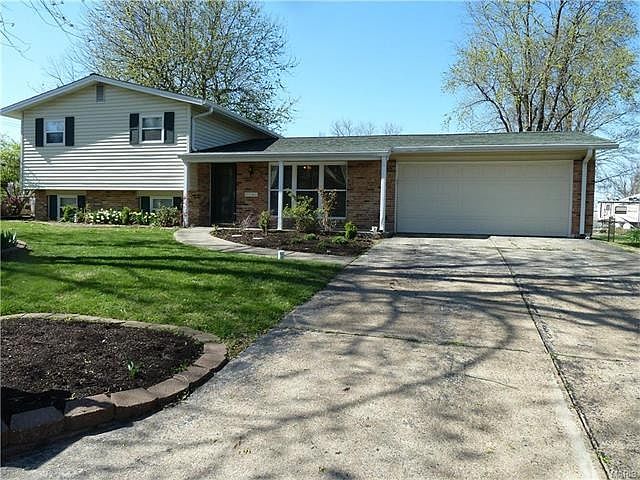 Brick & Vinyl sided multi/tri level