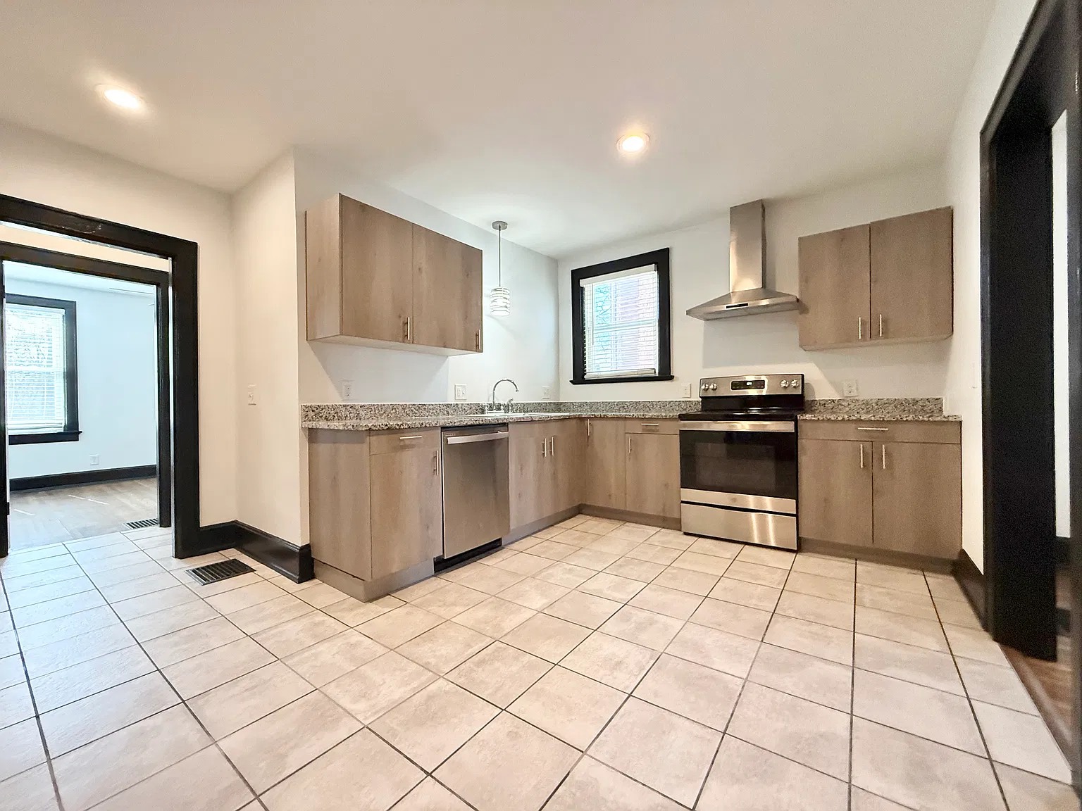 2 bed, 810 sqft, $1,350 — Photo 3