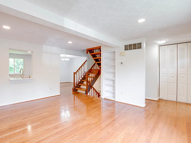 1604 Barnstead Dr — Photo 3