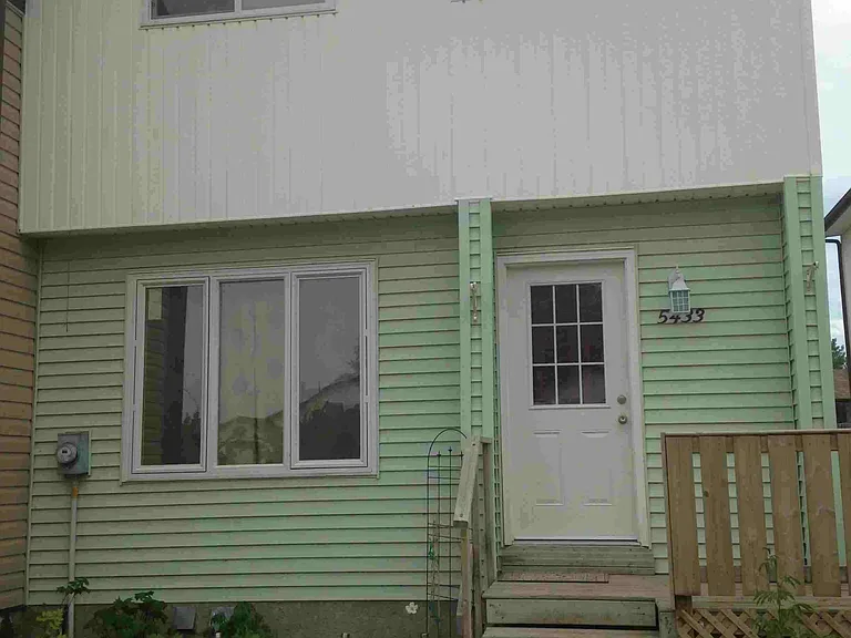 5433 56a St #5433 — Photo 2
