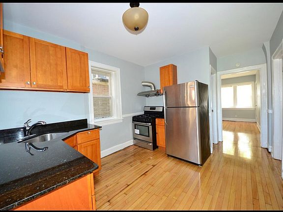 5th image of 470 W 28th Pl Unit 1