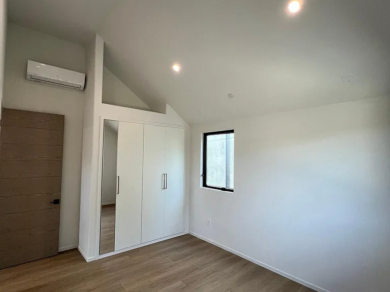 2610 S Barrington Ave — Photo 12
