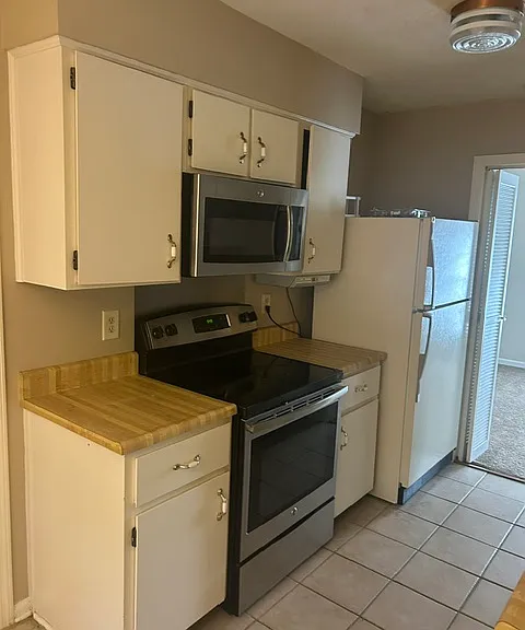 811 Lakeview Ct — Photo 10