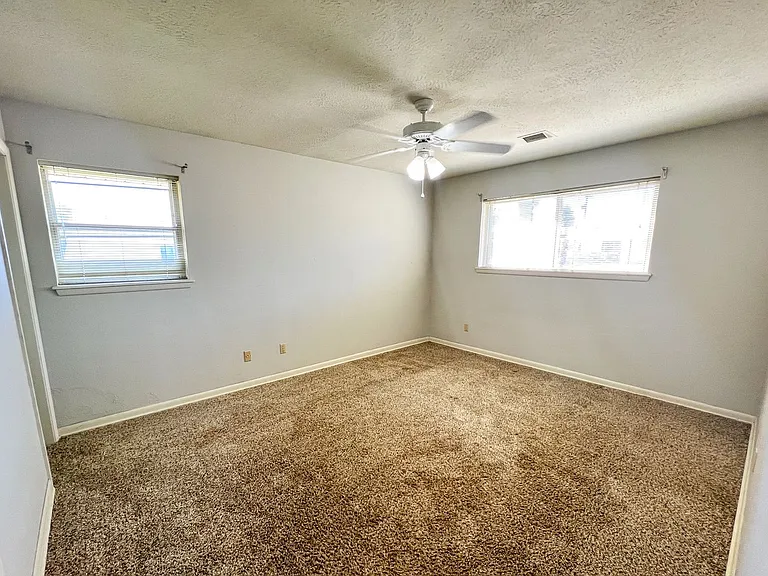 2737 Plymouth Ln — Photo 15