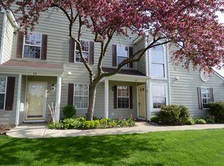 4 Taft Ct #B, Streamwood, IL 60107