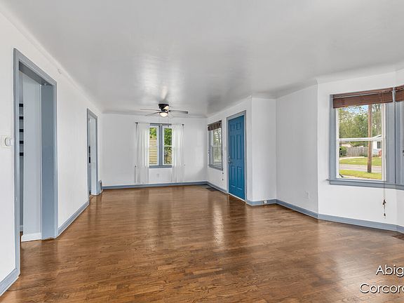 5th image of 124 Janet St SE