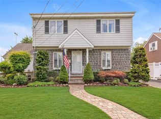 11 Roxbury Rd, East Rockaway, NY 11518