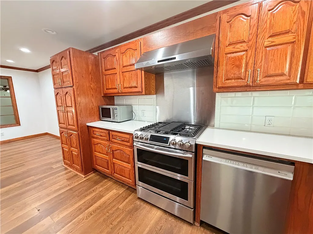 4 bed, 2.0 bath, 2055 sqft, $2,300 — Photo 4