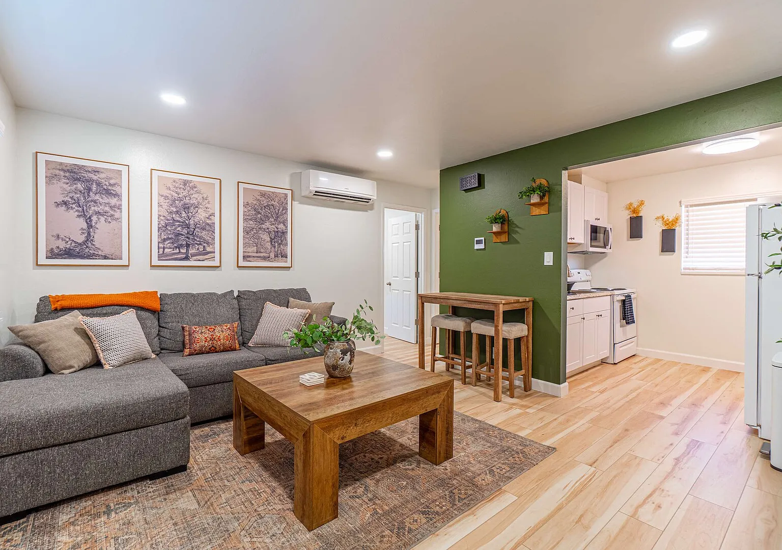 Emerald Escape - UNR & Pet Friendly - Fenced Yard — Photo 1