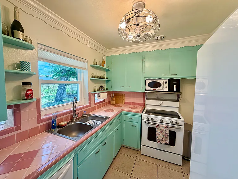 624 Kingston St S — Photo 10