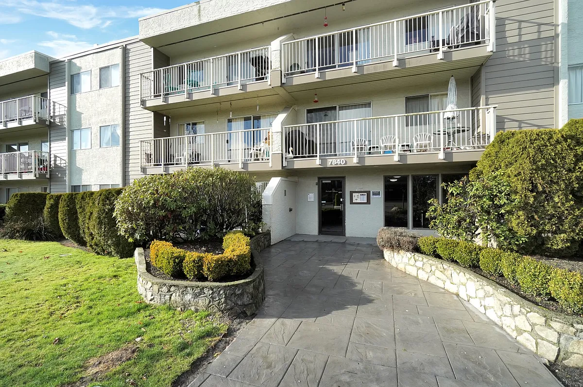 Lochside Apartments — Photo 1