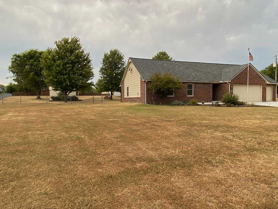 Come sit on the porch and relax in the country while still being 10 minutes to Owasso or Claremore.