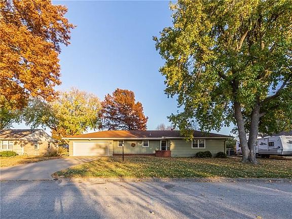2nd image of 3327 Mueller Ln