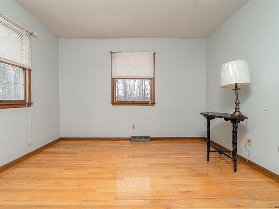 5th image of 14 Oakhill Dr