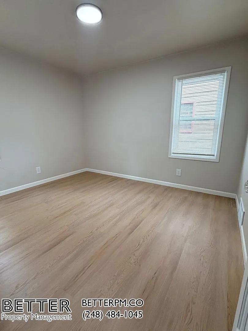 Single Family - Corner House — Photo 4