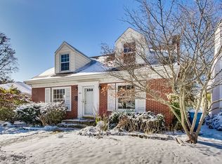 566 S Hillcrest Ave, Elmhurst, IL 60126