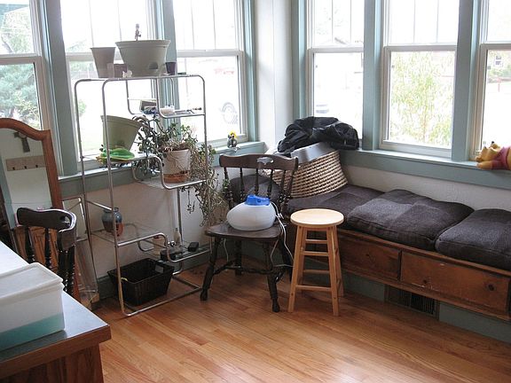 5th image of 810 Woodbury St