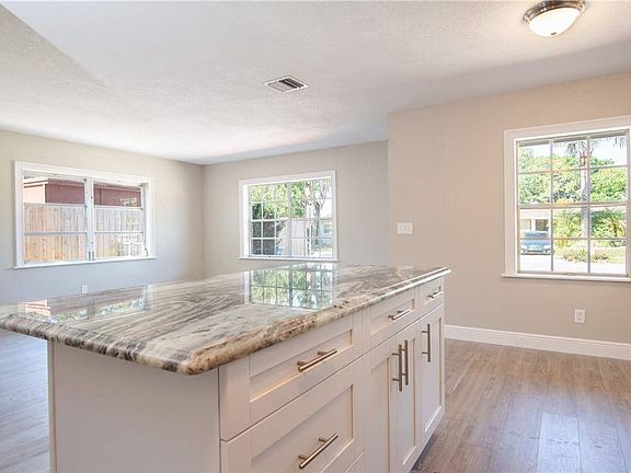 5th image of 5105 Gateway Dr